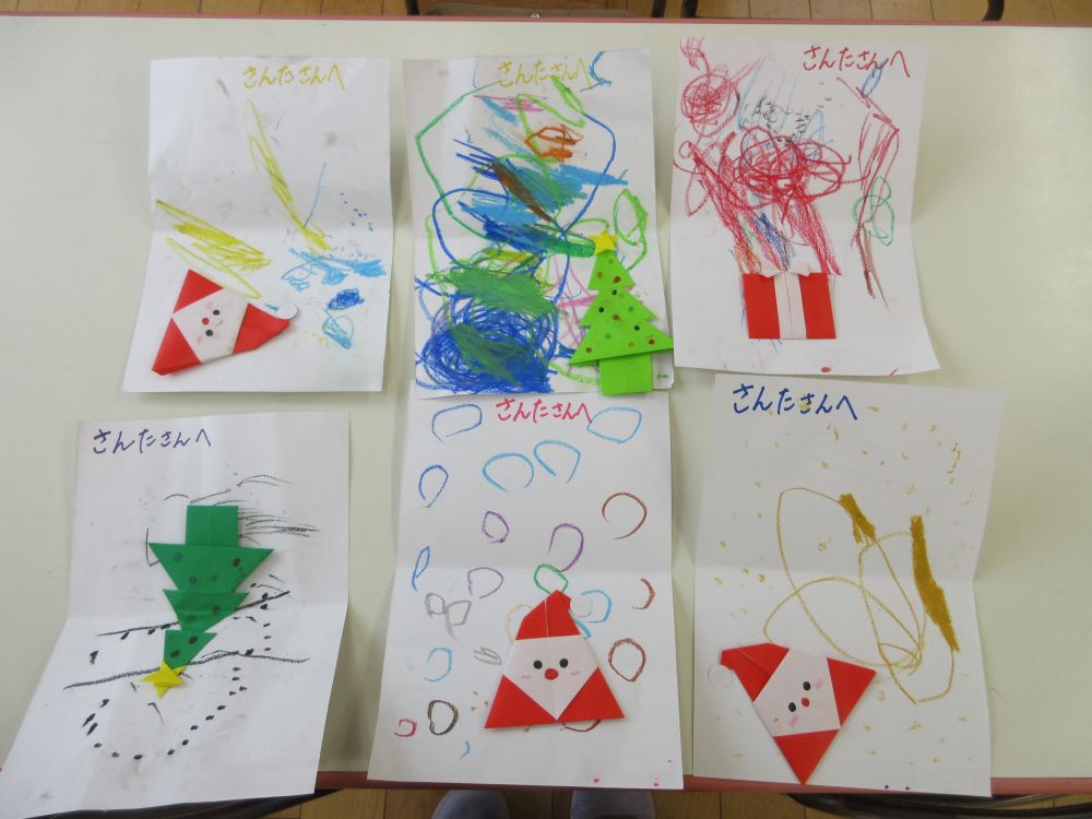 みんなでサンタさんへお手紙も書きました！

「プレゼントはまだ分からないからはてなかいたよ！」
「サンタさんの顔かいたよ！」
とサンタさんへ届ける準備バッチリです♪