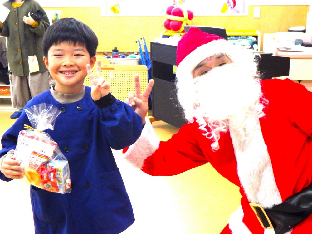 最後にサンタさんからプレゼント♪
「やったー！！」
サンタさんありがとう♡