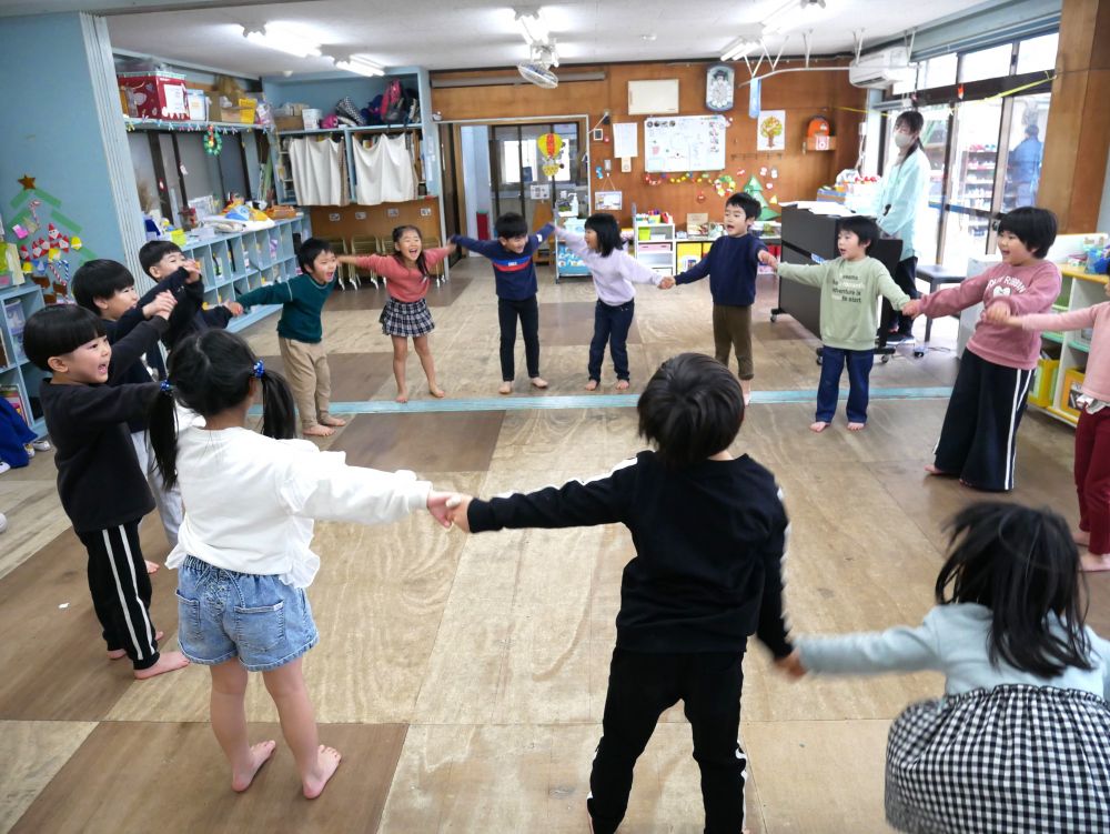 発表会も無事に終わり
「楽しかった～♪」
「もう一回あればいいのに！！」
かわいい声が飛び交う中
まだまだみんな元気なキリン組さん


「ブリッジしたい！！」
「なべなべしたい♪」
今年最後のリズム遊びをしました♪
