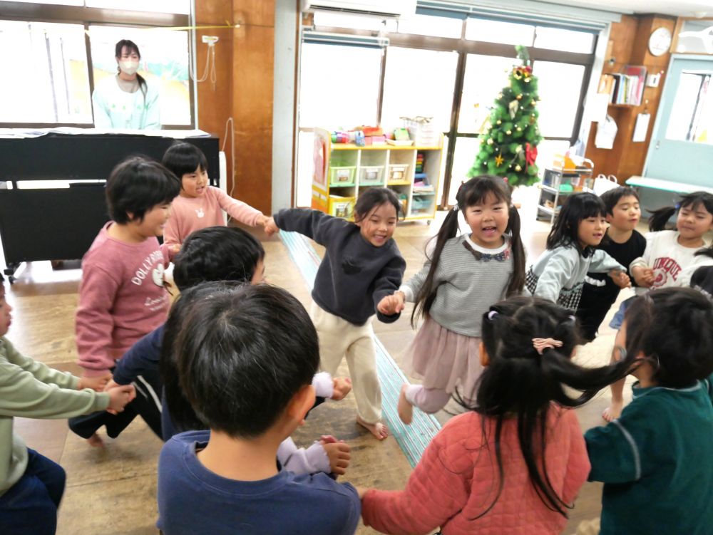 大きく体を動かして、体もぽかぽか♡
友達と協力して…大きな声で歌って…
笑ったり…声を掛け合ったり…
４月からできることはたくさん増えました♪
