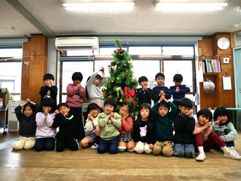 その後はあいにくの雨ですが
製作したり、絵を描いたり、
作ったゲームで遊んだり
そして…クリスマスの話で大盛り上がり♪
「今日寝たらよね？？」
「もう届いたんよ！！」　「何お願いしたん？」
わくわく…どきどきな子どもたち
楽しい１日になりますように…♡