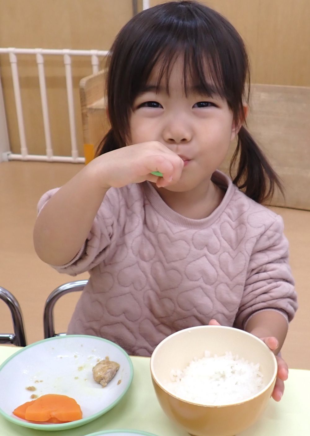 今年もあとわずかとなりました。
雨はしとしと降っていますが、気分はワクワク！
今日はクリスマス・イブ♡
クリスマスといえばチキン🍗
人気メニューの“ジンジャーチキン”でした。
🐻笑顔いっぱいの給食時間でした。