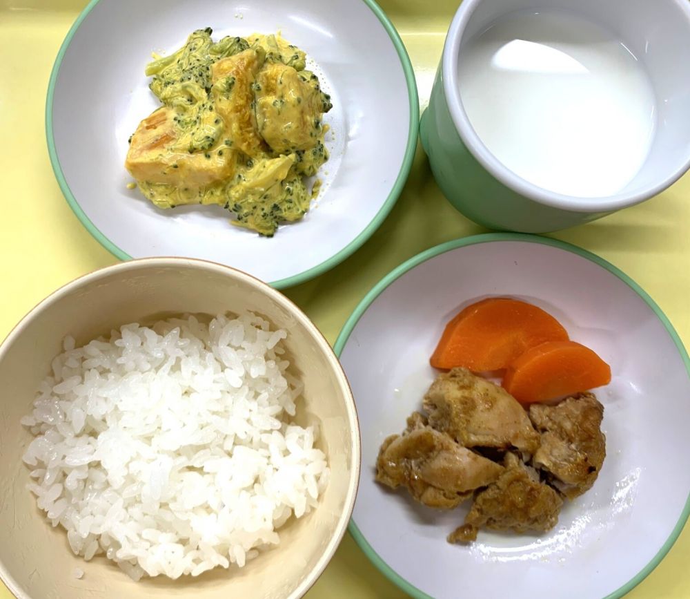 ご飯

ジンジャーチキン

にんじんグラッセ

かぼちゃとブロッコリーサラダ

牛乳