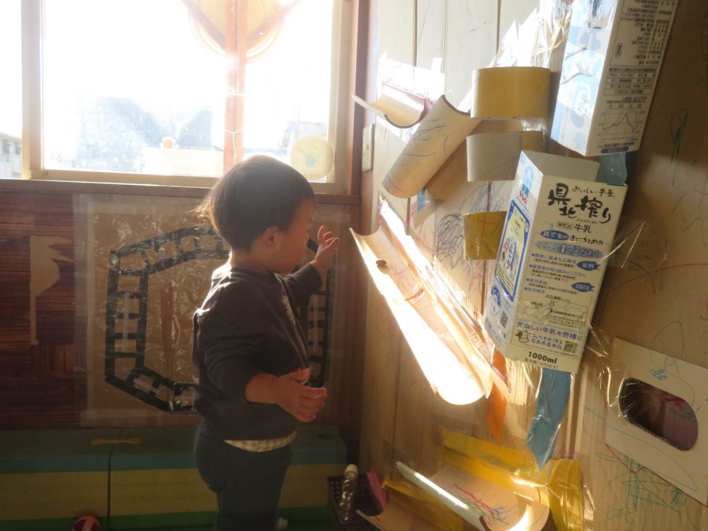 どんぐりを転がして遊ぶ、『どんぐり　ころころ』

Ｙくんはどんぐりが勢いよく転がり落ちていく様子を見るのが大好き♡
何度も何度もその動きを確かめるように繰り返し遊んでいまた♪