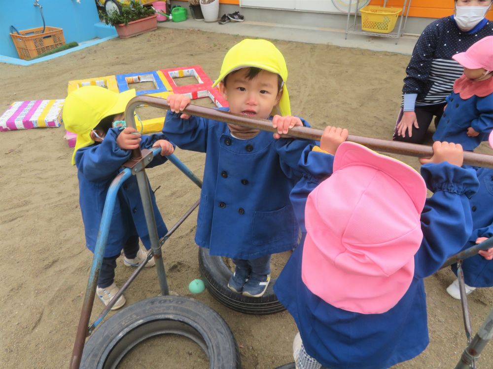 『おもしろい！』　『楽しい！』
そんなふうに思える遊びをじっくりたっぷり楽しんでいます♪



タイヤをバネにして、トランポリンのように跳ねるのが好きなＮくん
だんだん上達してきて、連続で跳ねことができるようになりました！

「ジャンプできるよ！」
と保育教諭と両手を繋いで跳んでみせることも！

楽しい気持ちと一緒にNくんの「できる」という自信も膨らみます♪
