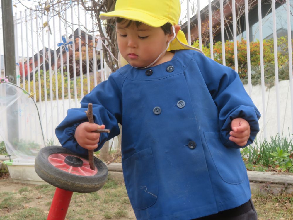 三輪車に乗ることが大好きなＪくん

一本の太い枝を見つけておもしろいことを思いつきました！

乗っていた三輪車をひっくり返すと
枝をドライバーのようにあちこち当てて
まるで整備士のよう！

Jくんから楽しい、おもしろい発想がうまれています♪