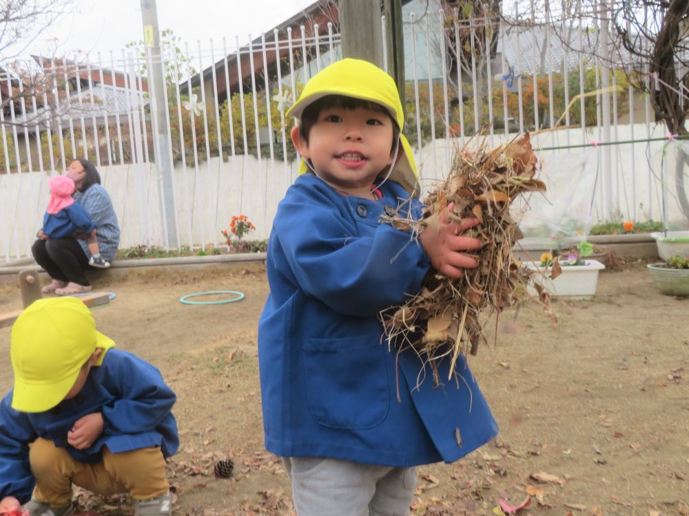 落ち葉をたくさん集めて
『落ち葉ふぶき～～～！！』
何度も落ち葉を拾っては散らしてを繰り返し喜ぶAくん♪

落ち葉が目の前を舞う様子は迫力満点！

Aくんは元気いっぱい体を動かして楽しんでいました♪
