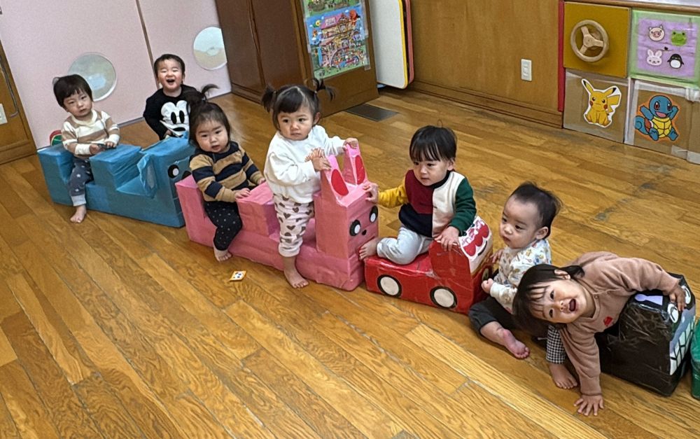 最近は乗り物に乗り、自分の足で床をけって
すすめる子も増えてきました～
長い列車になって
ハイチーズ✌