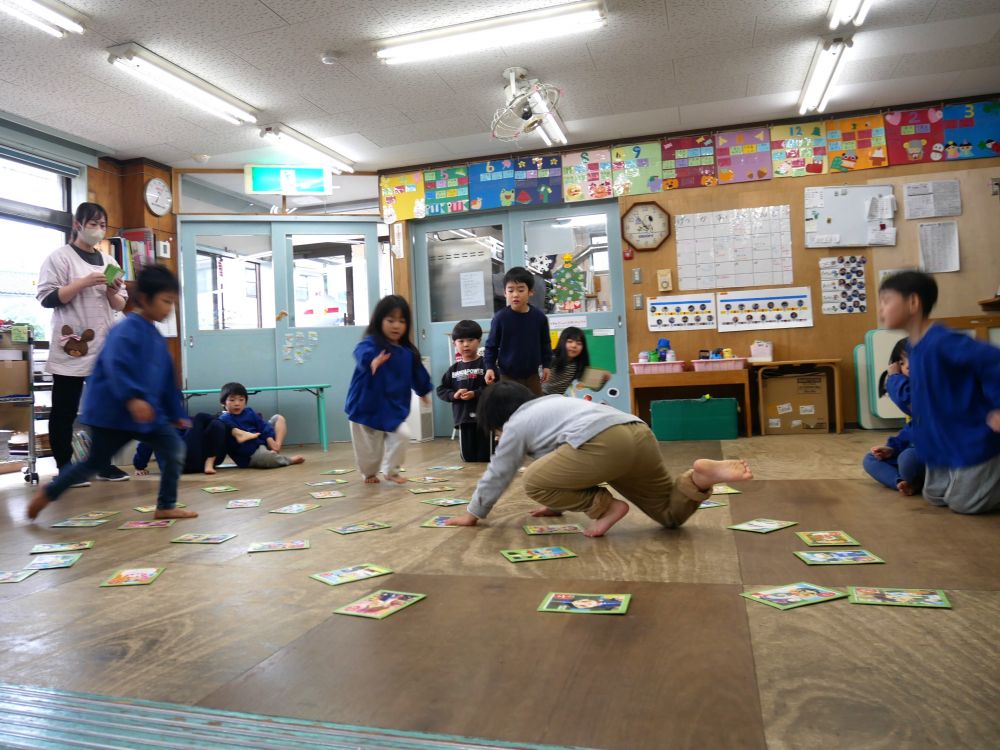 朝からプレゼントの話で大盛り上がり♡
「サンタさんクッキー食べとった！！」
「床下点検口あいとった！！」
「寝とる間に帰ったんよ～」
聞いている大人も幸せな気持ちに…😊


そんなみんな、今日はチームに分かれてカルタ対決♡
「うわ～」　「よっしゃー！！」　「惜しいっ…」
なかなか激しく、どんどん戦いも白熱♡