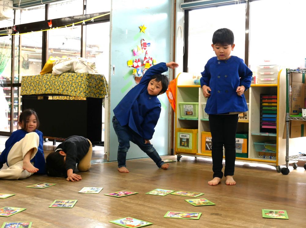 「手は頭～！！」
「よーし準備運動しとこ～」
自分の順番が回ってくるまで体操するEくん
