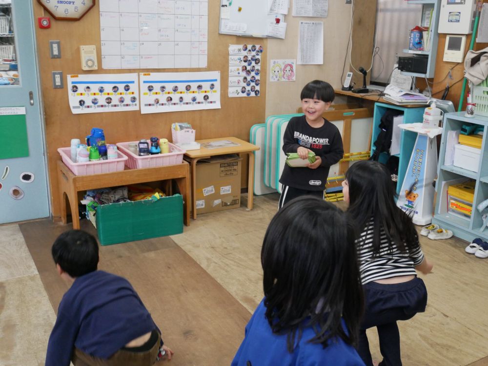 「よっしゃー！！」
みんなの枚数を聞いてこの笑顔♪
「もう一回！！もう一回！！」
三回戦楽しみました♪

長い休みまであと二日…
元気に楽しく過ごしてほしいです♡
