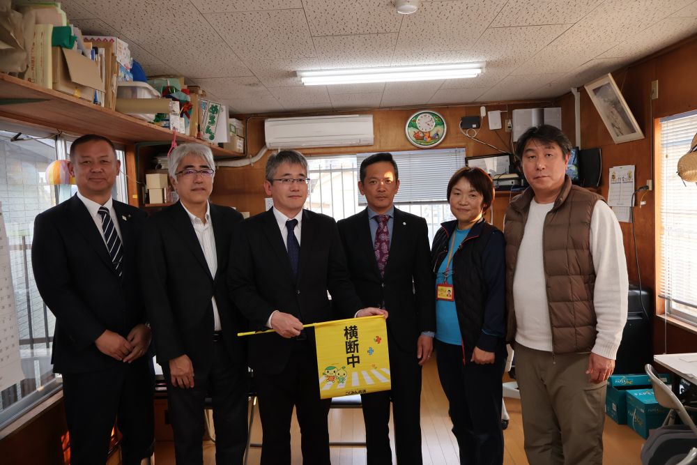 12月8日
尾道地区労働者福祉協議会より横断旗の寄贈がありました。
「未来ある子どもたいを交通事故から守りたい」
みんなで子どもたちの安全を守っていく
「7才の交通安全プロジェクト」の取り組みで、尾道には初めての寄贈だそうです。

園外へ出かけることの多い〈門田っ子〉
道路を横断する時には、この黄色い横断旗で子どもたちを安全に見守り、大切に使わせていただきます。
