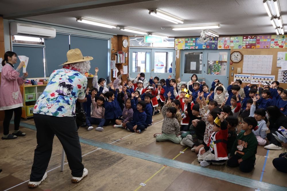 12月１９日
クリスマス会の日🎄

“あわてんぼうのサンタさんきてくれるかな”
と楽しみにしていると
現れたのは ・ ・ ・

「ん？サンタ・・さん？」

何やら雰囲気が違うサンタさんが登場！

どこが違うかみんなでクイズを楽しみました

