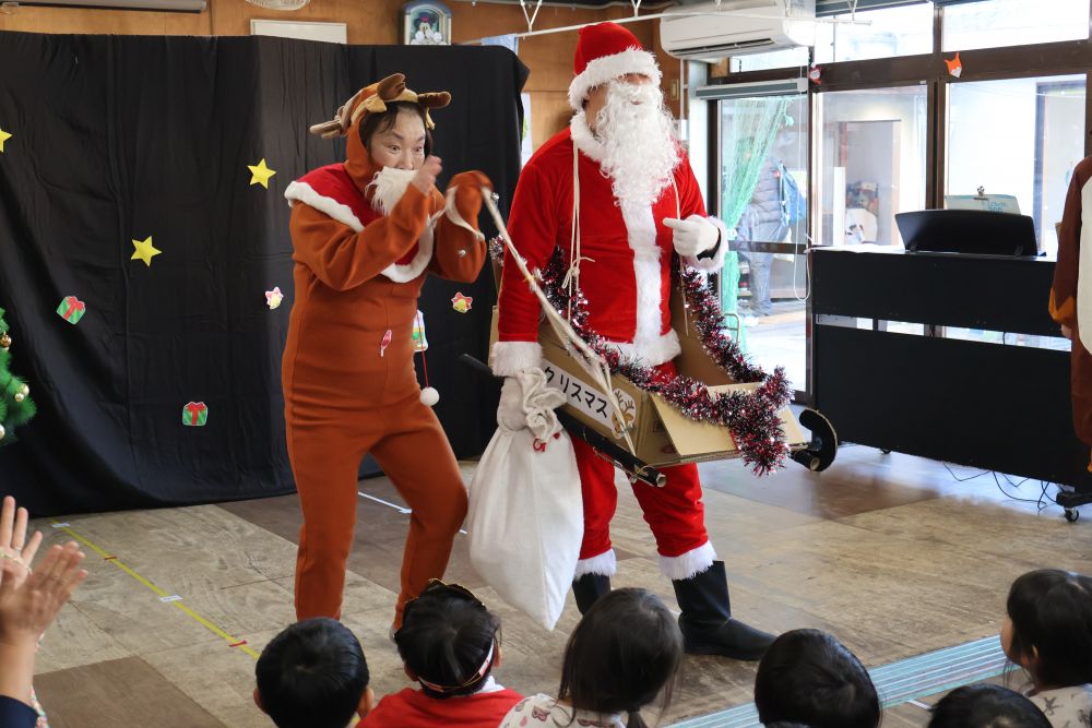 そうしていると
園庭から鈴の音が ・ ・ ♪

「あっ、サンタさんだ♡」

サンタとトナカイの登場に大盛り上がり♡


