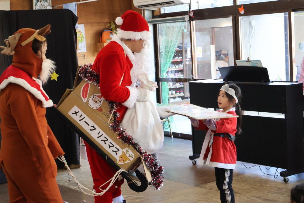 ここでサンタさんが
家に煙突がないお家に入る
秘密の通路を教えてくれました

それは
「ゆ・か・し・た・て・ん・け・ん・こ・う（床下点検口）」

どうやら煙突がない家には潜って入るようです（笑）

そしてキリン組さんから
「発表会見に来てね」
と招待券をプレゼント！
