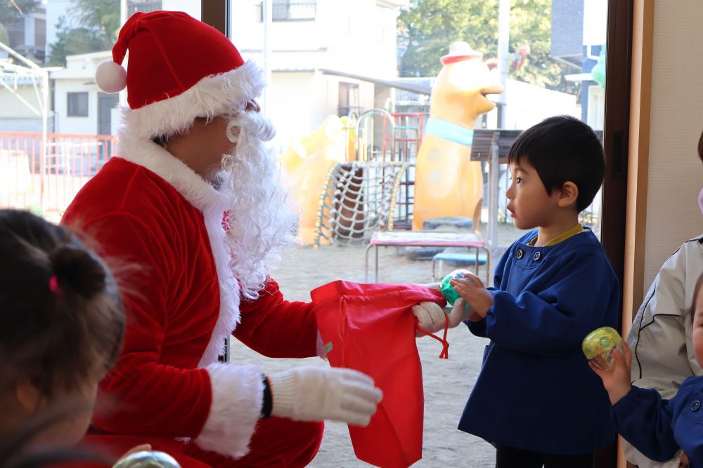 
サンタさんからもプレゼントが！

サンタさんの登場に
少しびっくりしていたKくん
プレゼントを受け取りながら
しっかりサンタさんの目をみて
「ありがとう♡」
と伝えていました
