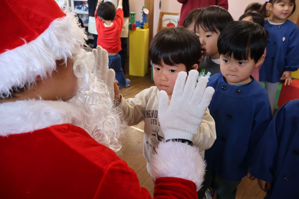 サンタさんとタッチをしようと
サンタさんのまわりに
勢いよく集まるリス組さん

『並んでくれるとサンタさん助かるな・・』
とつぶやいたサンタさん

するとその声を聞いて
あっという間に１列に並ぶ ！ ！ ！

思いやりの気持ちを持ちながら
一人ずつサンタさんとタッチできて
大満足の様子でした♡

 