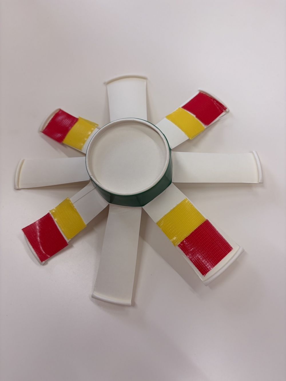 1歳児
　『紙コップコマ』

シールを貼ったり、絵を描いたり⋯
オリジナルコマを作って楽しんでね🎶