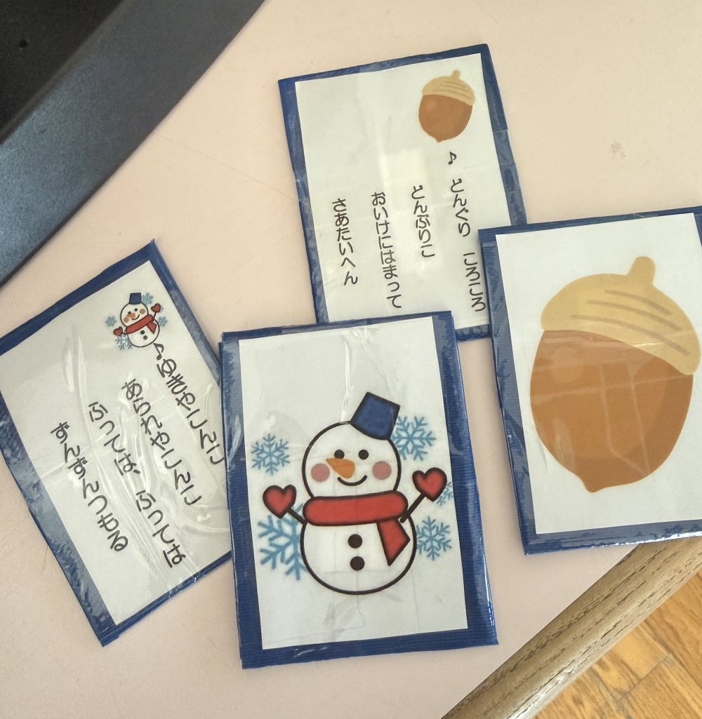 2歳児
　『うたカルタ』

色んな歌を覚えて、
元気いっぱい歌ってくれるクマ組さん🎶
ぜひ、みんなで一緒に歌って遊んでみてね😉