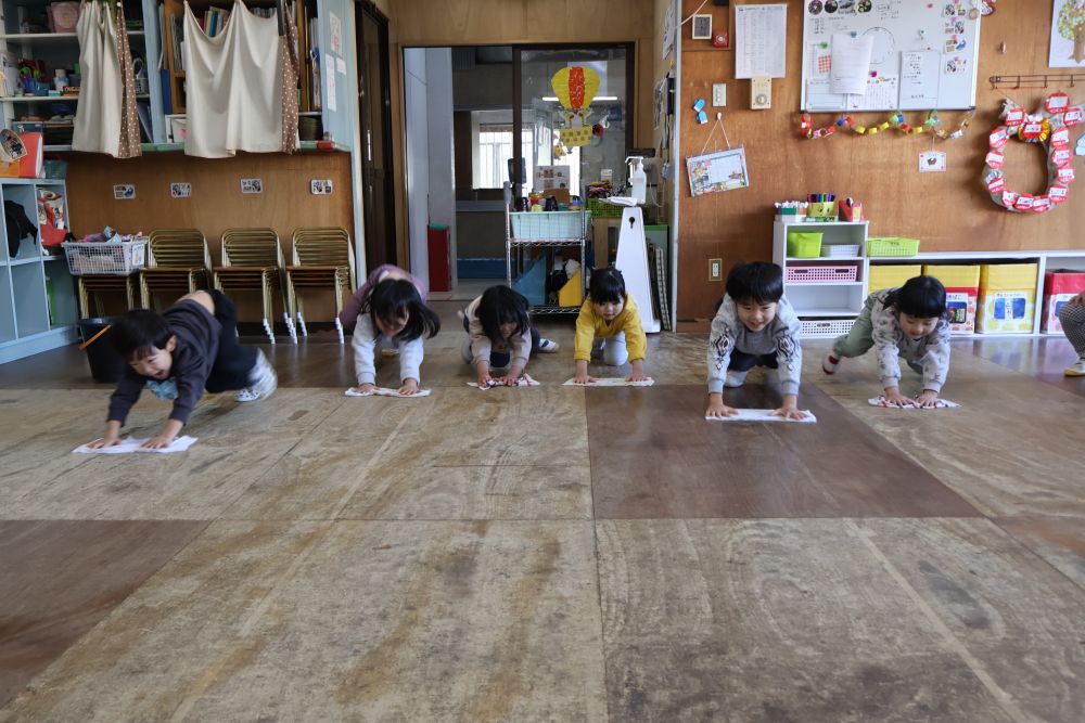 今日は今年最後の登園日！

まず始めは ・ ・大掃除！
自分のお道具箱の中身を整理整頓！
BOXをピカピカに磨き上げて
次はいよいよ床に取りかかります！

「よーい　ドン！！」
バランスと体幹が必要な雑巾がけですが
スイスイと進む子どもたち

あっという間に床はピカピカです✨
