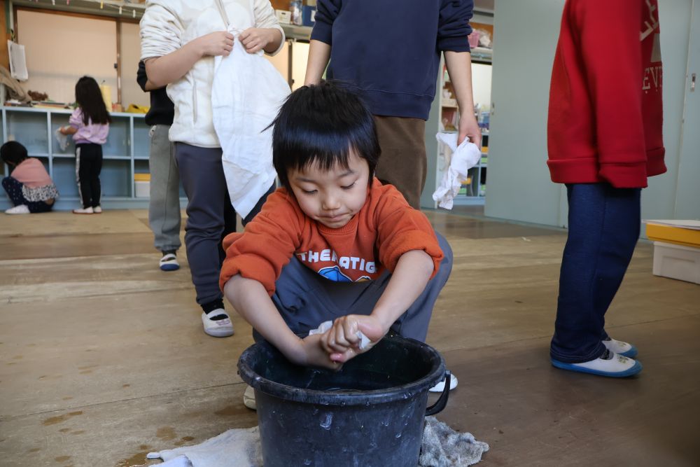 今日はみんなで大掃除！！

自分たちが過ごしてきた部屋は
自分たちでキレイに！

雑巾絞り、上手にできるかな～？？