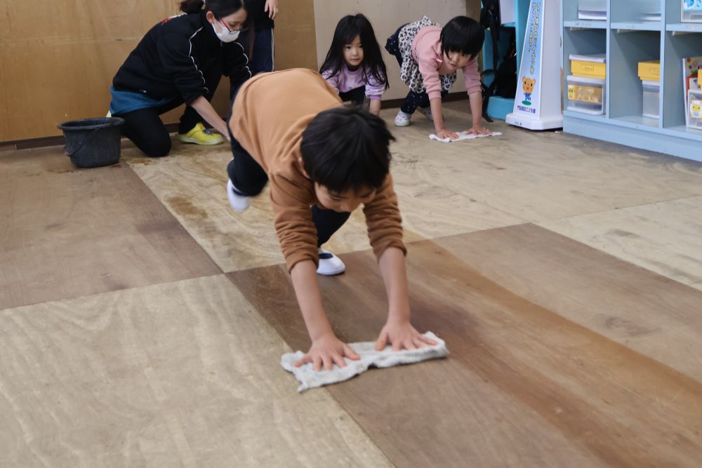 並んでよーい、どん！
リズムや戸外遊びで
しっかり腕の力もついていたキリン組さん！
雑巾がけもはやいはやい！😲✨
掌の形に黒くなった雑巾・・・さすがです✨

スッキリした部屋で朝の会をしていると
「なんか気持ちいいね～」
「きれいになってうれしいなぁ～」
なんてつぶやきも♡

部屋も心もスッキリしたキリン組さん
気持ちの良い新年を迎えられそうです♡
よいお年を～🌸

