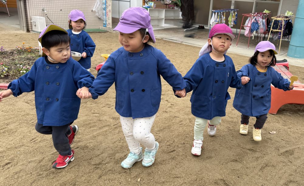 大好きな友達と一緒に…✋

2人で繋いでいたら…1人来て…
また1人来て…