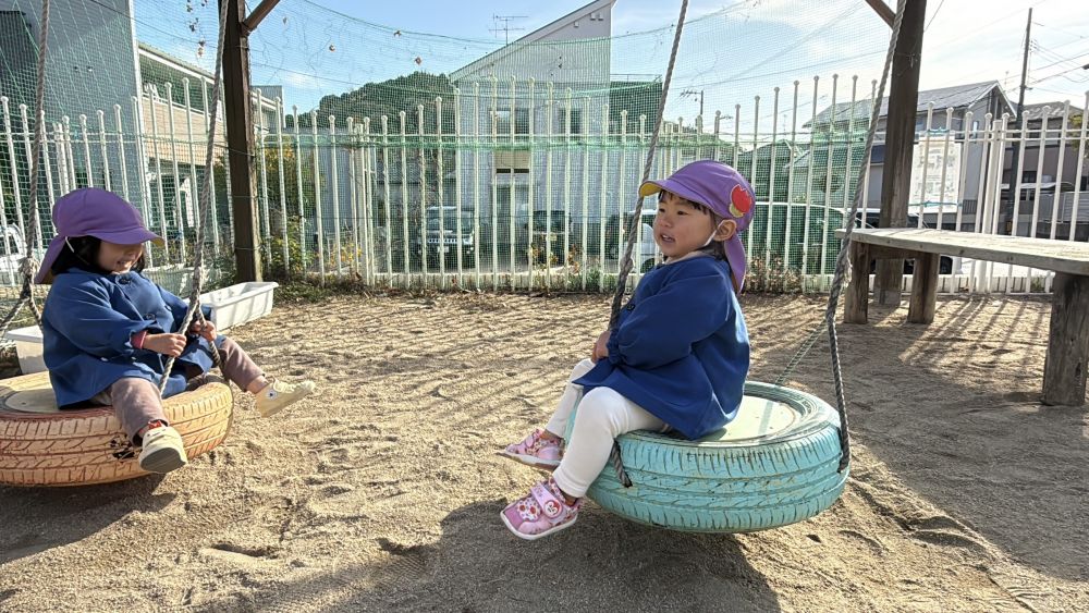 ブランコ大好き♡
ブランコブームになって、
こんな乗り方もあみ出しちゃった！
ぶつからないように、
息を合わせて…