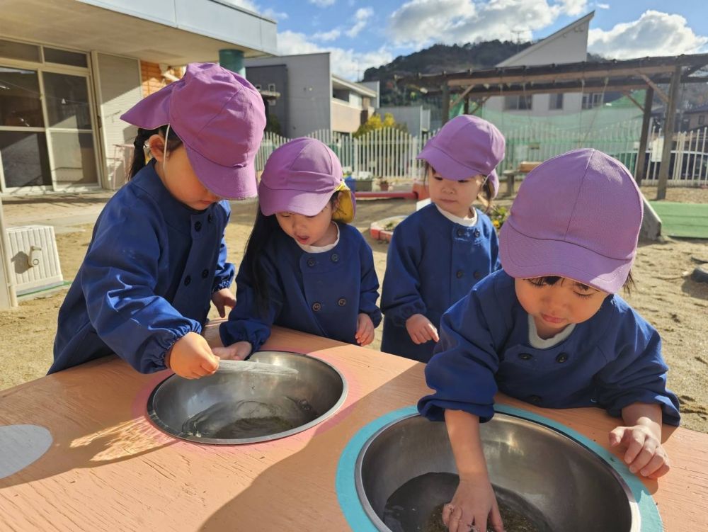 今日、園庭に出ると…

｢せんせーこおりみつけたー！｣

こおり？！今日はちょっと寒いと言ってたもんね～
でも、まさか氷が出来ているとは…！
みんな興味津々👀