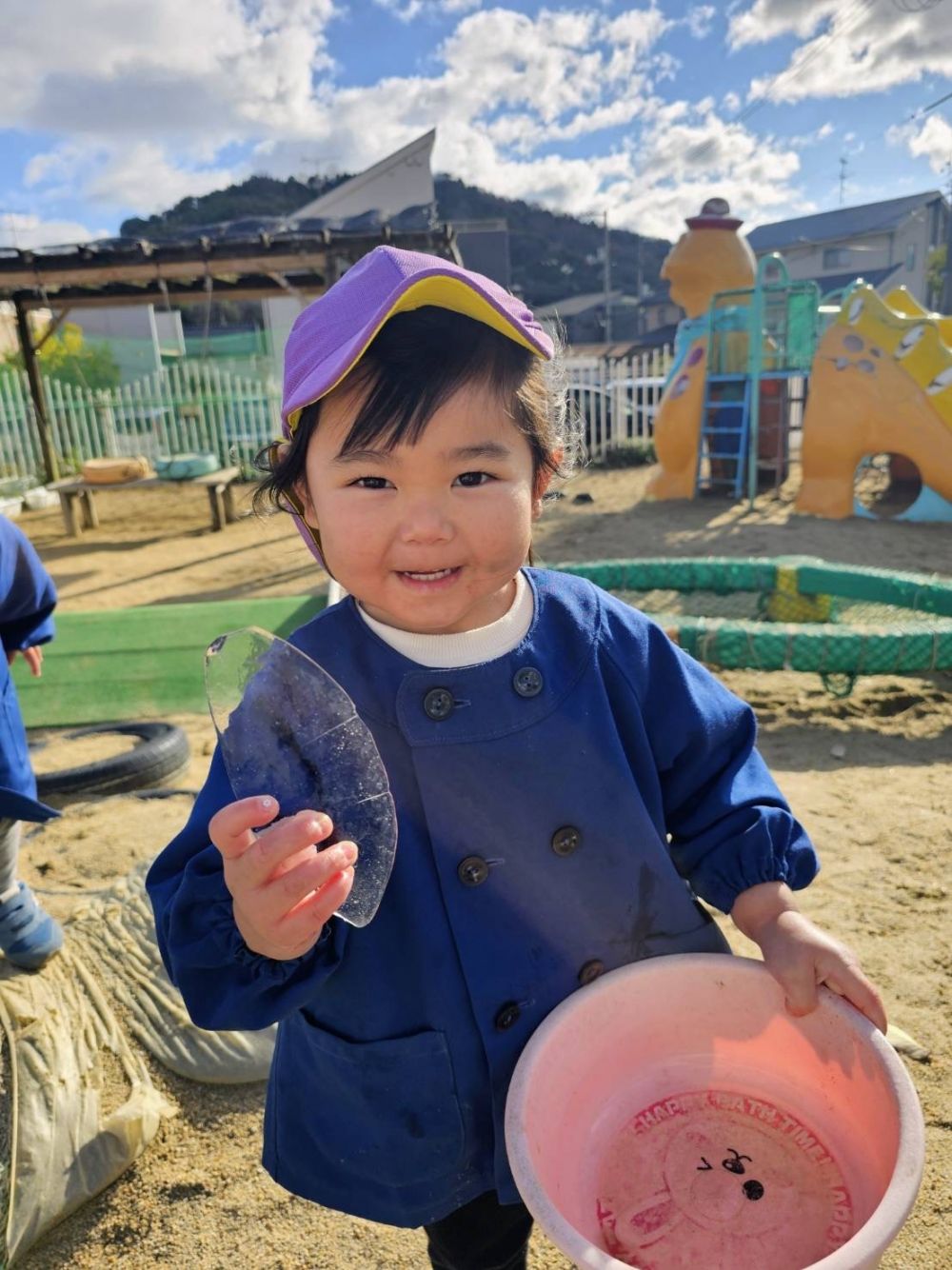 ｢ちょっとわれちゃった～💦｣と、Sちゃん。
友だちがどうぞって、渡してくれたんだけど、
冷たすぎて、もらう時に割っちゃった😆

〇だった形が、こんな形に！！
面白い発見したね✨️