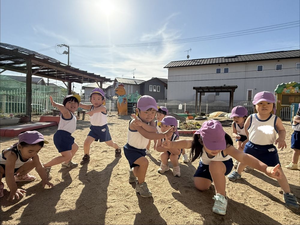 体操の最後の決めポーズ✨️

決めポーズにハマったクマ組さん😆
どんな曲でも最後に、
決めポーズをするようなりました✌️