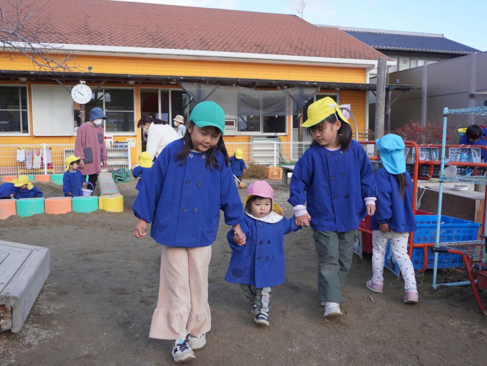 キリン組のお姉ちゃんと手を繋いでお散歩するYちゃん
見つめ合いニコッと微笑みながら、何だか特別な時間に満足感を感じています