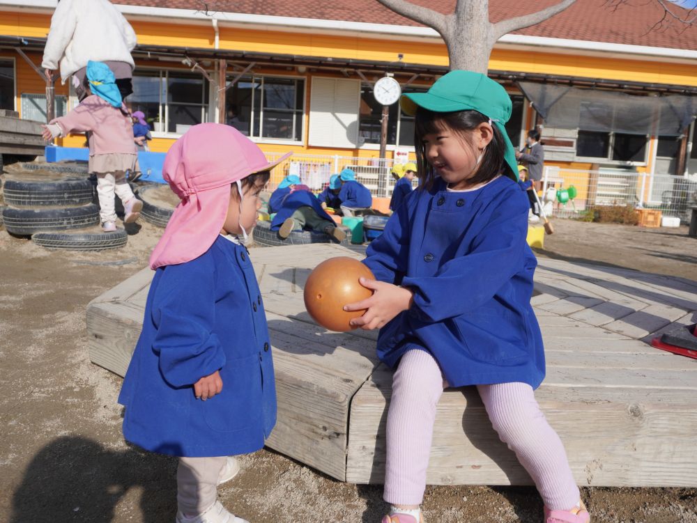 「ボールどうぞ！」
キリン組さんに渡されてうれしそうなMちゃん、
一緒にボールまてまてして遊んでいました

新しい経験がたくさんできる第３園庭です