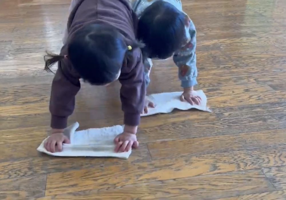 床を拭きます！

｢よーいドン！｣で、雑巾リレー競走！！

掃除も楽しく😆