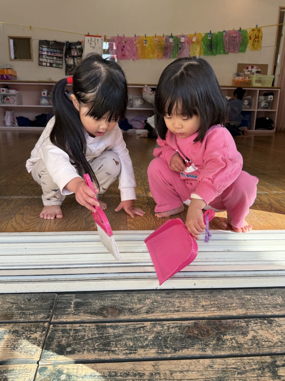 ｢いっぱいすなあるよー！｣と、
Tちゃん教えてくれました！！
ミニホウキで集めて…
友達と協力して…

お部屋がキレイになりました✌️
お家の掃除もぜひお手伝いしてね✨️

来年も、みんなの元気なパワーを、
たくさんもらえますように…💪
どうぞよろしくお願いします☺️