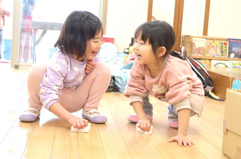 たくさん遊んでお世話になった部屋に
感謝の気持ちを込めて大掃除！



　「なんか音が鳴ってるんだけど！」
　「キュキュってよーる！」
床を磨くたびに音が鳴っておもしろい！