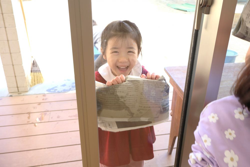 　「きれいになってる～？」
新聞紙を湿らせて窓拭き！
身近にある物が掃除用具に変身☆