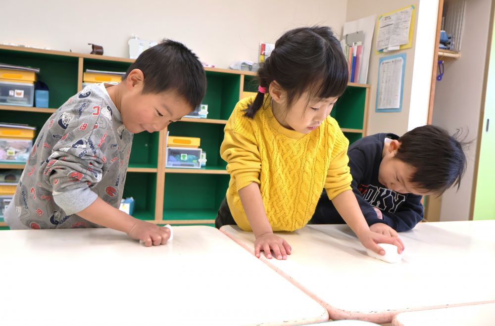 　「黒かったところ消えたよ！」
　「スポンジの色が変わった！」
汚れを見つけると力強くこすってピカピカに☆
スポンジの色が変わるくらい
一生懸命取り組んだゾウ組さん

きれいになり心地よい気持ちで
新年を迎えられそうです♡