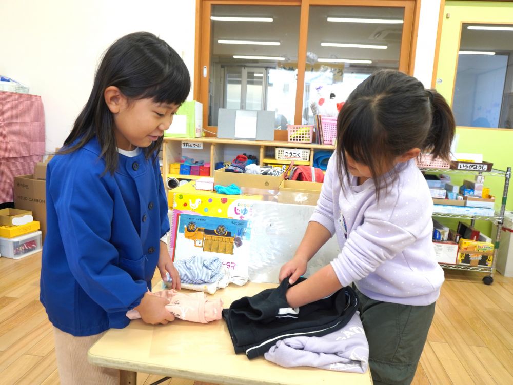 新年を良い気持ちで迎えられるように・・・
身の回りをきれいにして気持ちもスッキリ！♡



自分のボックスやお道具箱の中を整理整頓！
服は春からの積み重ねで上手に畳めるようになっています！
慣れてきて手際もいい！！