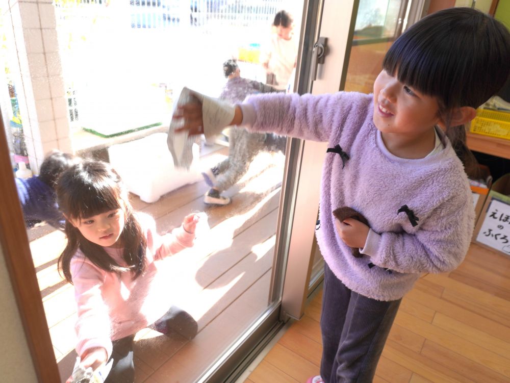 窓は雑巾で水拭きした後
新聞紙でから拭きをします！
水滴が残らないように丁寧に！