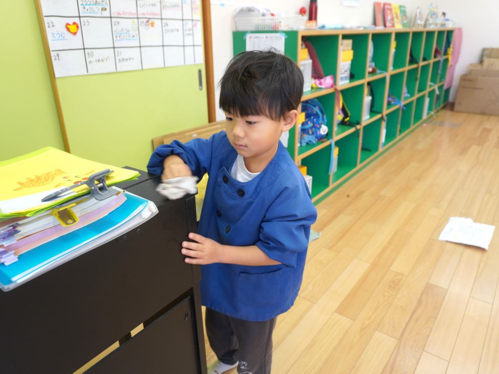 「ここも拭いといてあげるね！」
「ほこりがいっぱい！」
積極的に汚れを見つけてきれいにしてくれました♡