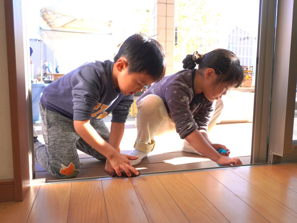 掃除って大変だし好む人は少ないけど・・・
そんなことなんて感じず楽しみながらできる子どもたち・・・
幼心って純粋で素敵です♡



「ここって”桟”って言うんだって！」
「砂とかほこりとかめっちゃいっぱい～」
目につかない所の汚れにも気付きました！