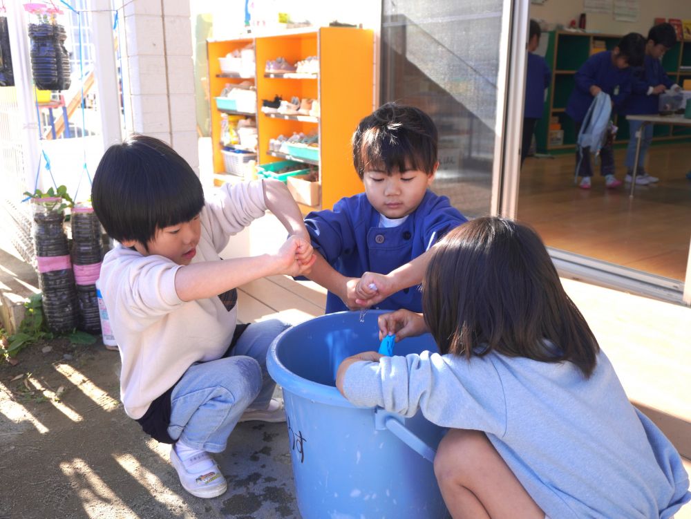 雑巾絞りはもうお得意様☆
普段から床拭きを手伝ってくれるみんな…
水が垂れてこないようにしっかり絞ることができるようになっています！