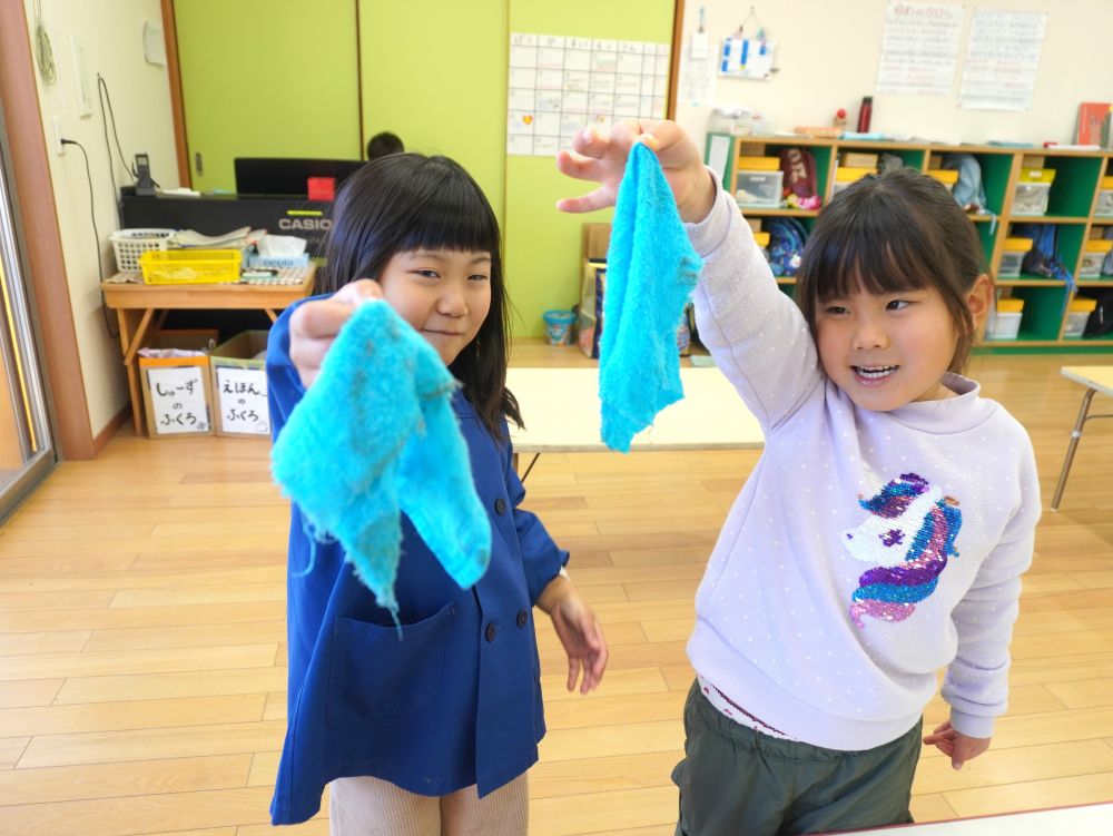 「見て～雑巾が黒くなった！」
「めっちゃ汚れとったー」
雑巾が黒くなったということは…
掃除がしっかりできている証拠ですね♡

キリン組の部屋もみんなの心も良い気持ちに！
新年が無事に迎えられそうです♡