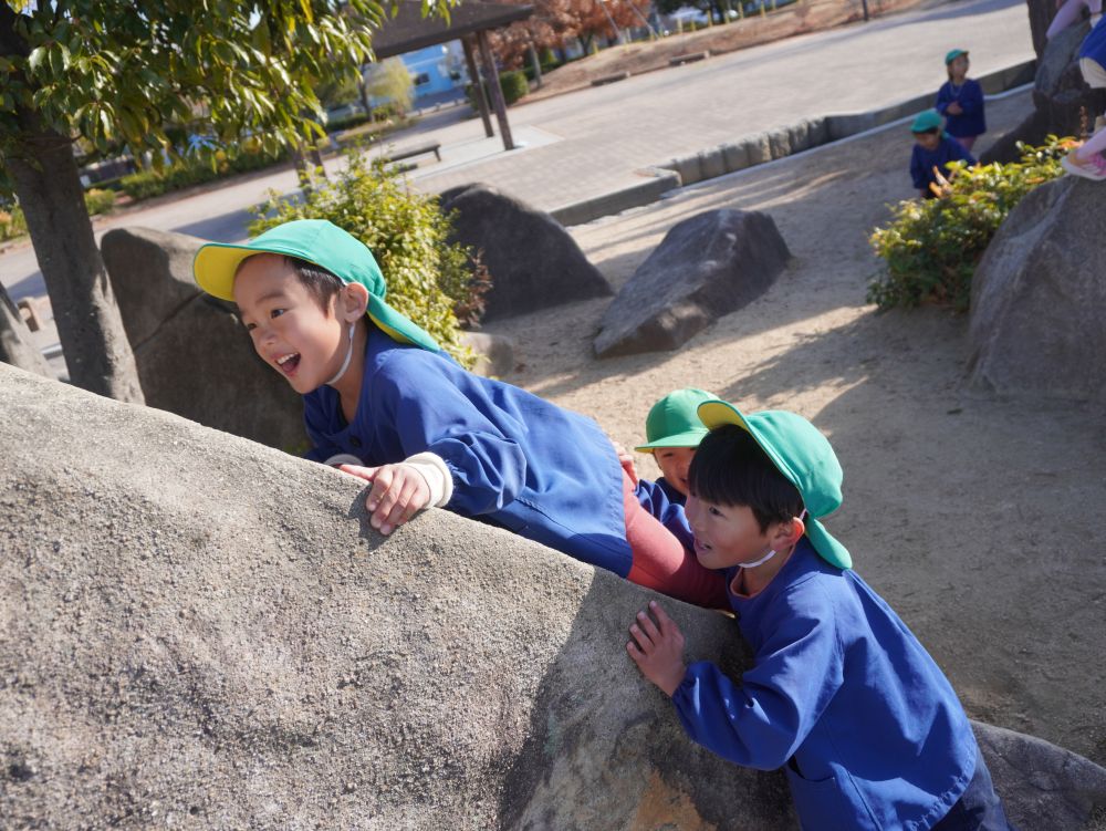 寒さに負けず外で身体をたくさん動かして楽しむ♡
体力も筋力も遊びの中でしっかり鍛えられています！



東尾道公園の石登りに挑戦！
助走をつけて自力で登りながら…
友達が支えて応援してくれる！♡