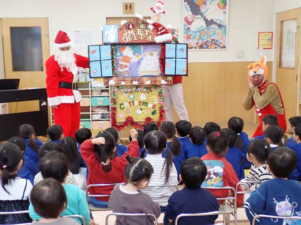 またサンタさんが来てくれました🎅
ゆめはうす認定こども園の
キリン組さんと一緒に、大型紙芝居を見ました♪