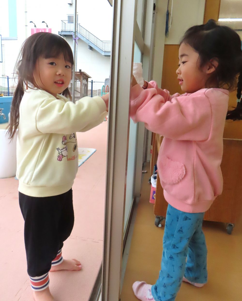 みんなで大掃除♪
最初は窓ふき✨