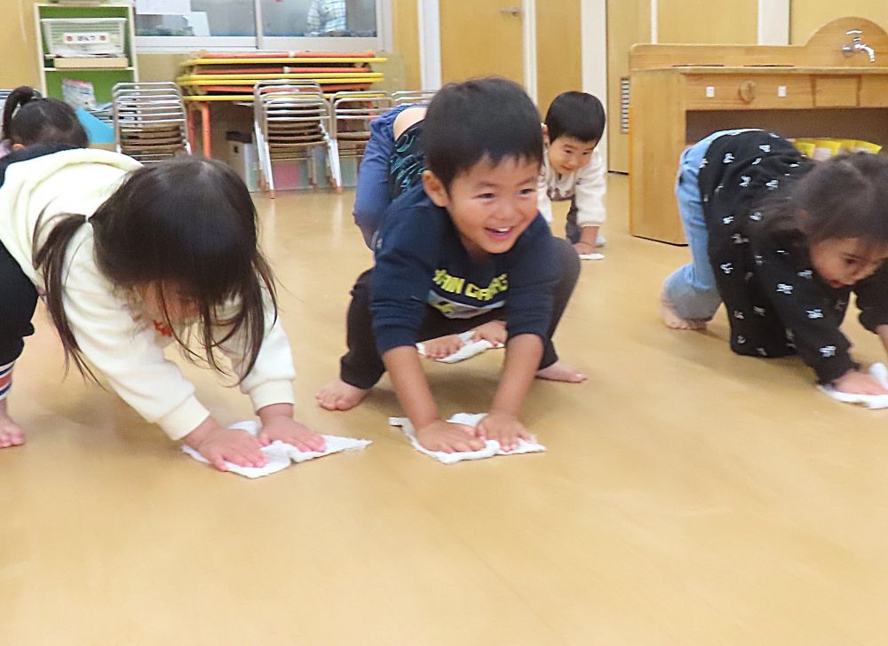 仕上げは床拭き✨
みんなで、よーいどん！！