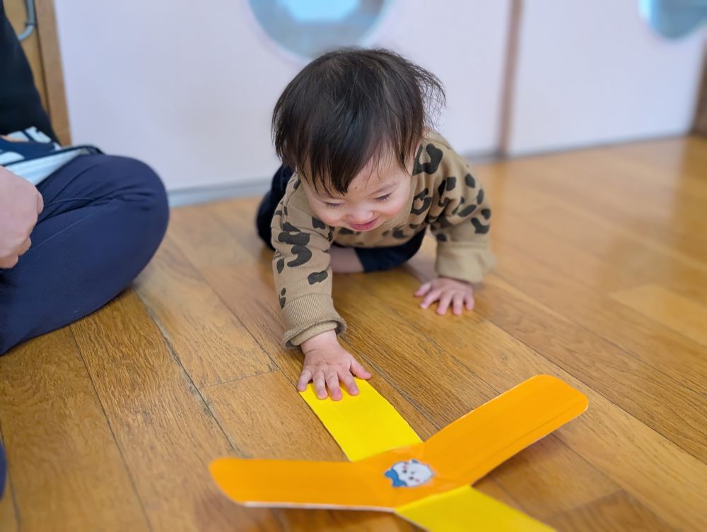 お正月あそびのコマを楽しみました！

先生がクルクル～って回すと、コマを捕まえていたＲくん♪
上手に捕まえるととっても嬉しそうな表情を浮かべていました😊