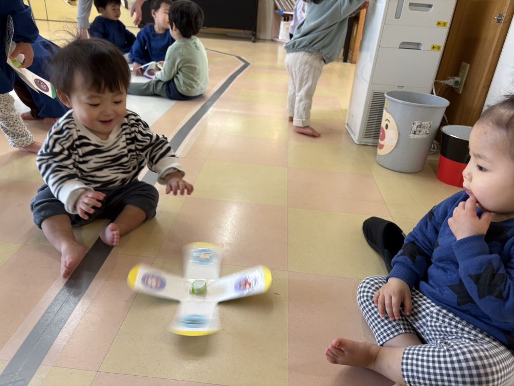 Ｔくんは、回ったコマに大興奮！
手を叩いて喜んでいましたよ✨